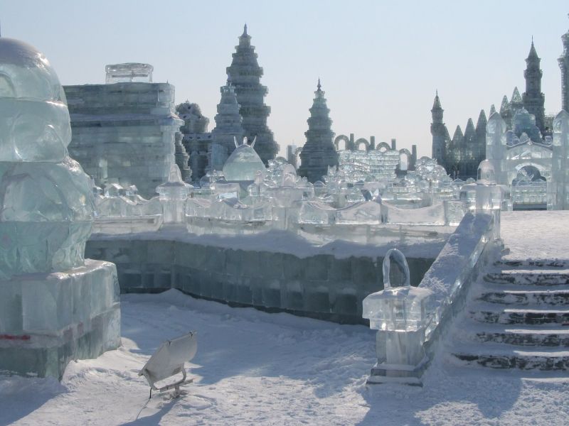 Budowle i rzeźby z lodu w parku Ice and Snow World w Harbinie